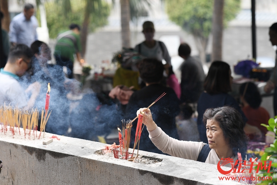 清明节 市民一大早前往广州银河公墓祭祖