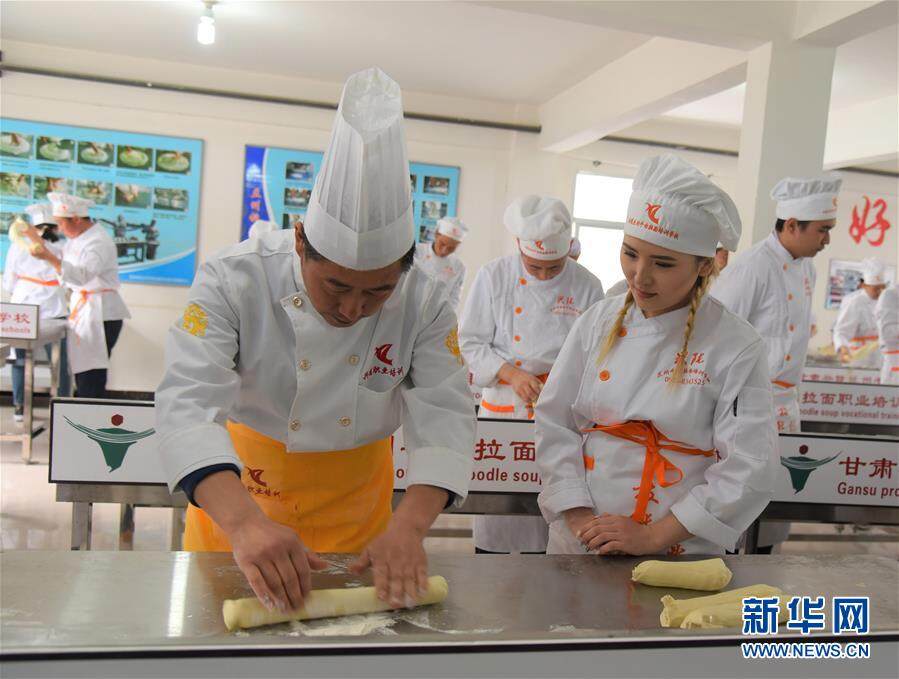 兰州牛肉拉面学校里的“洋学生”