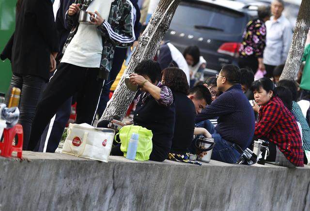 安徽毛坦厂镇数千陪读家长每天送餐 双手变成餐桌