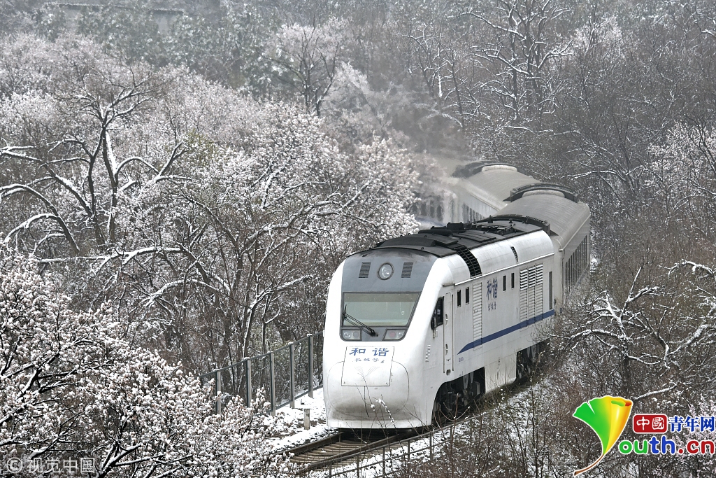 北京：暴雪来袭 居庸关花海列车“秒变”雪国列车