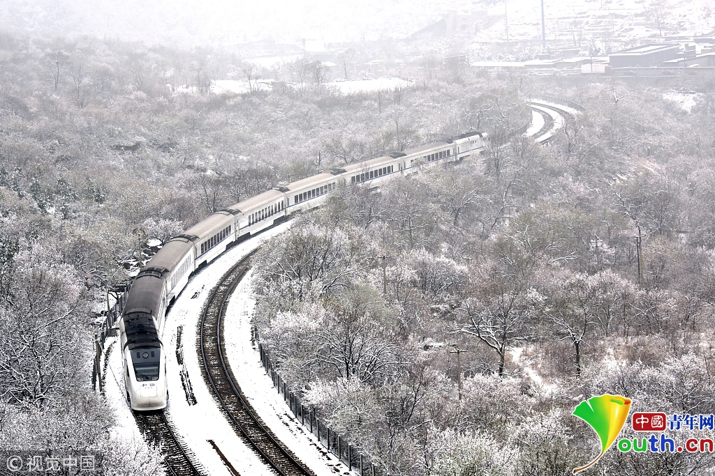 北京：暴雪来袭 居庸关花海列车“秒变”雪国列车