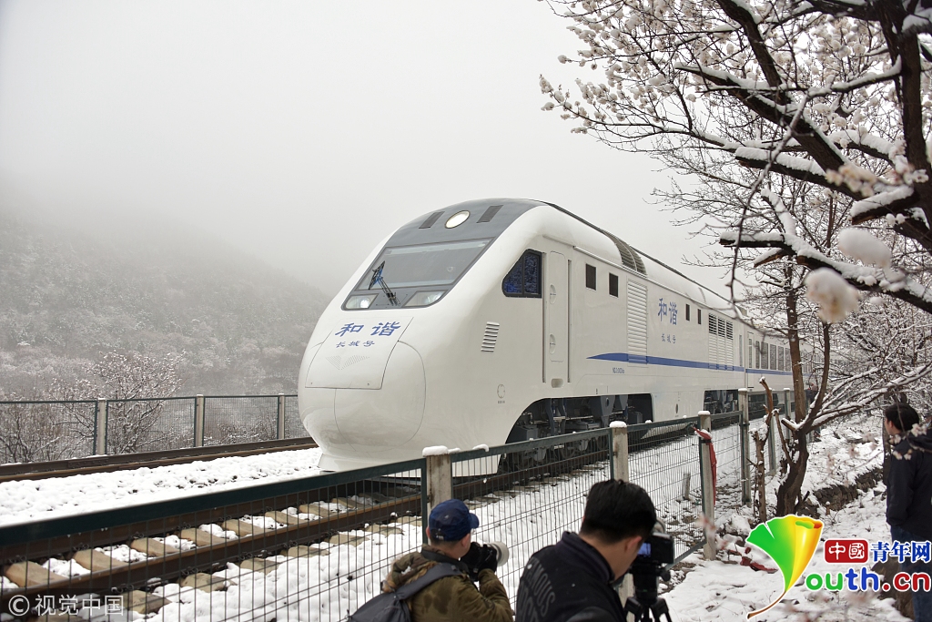 北京：暴雪来袭 居庸关花海列车“秒变”雪国列车