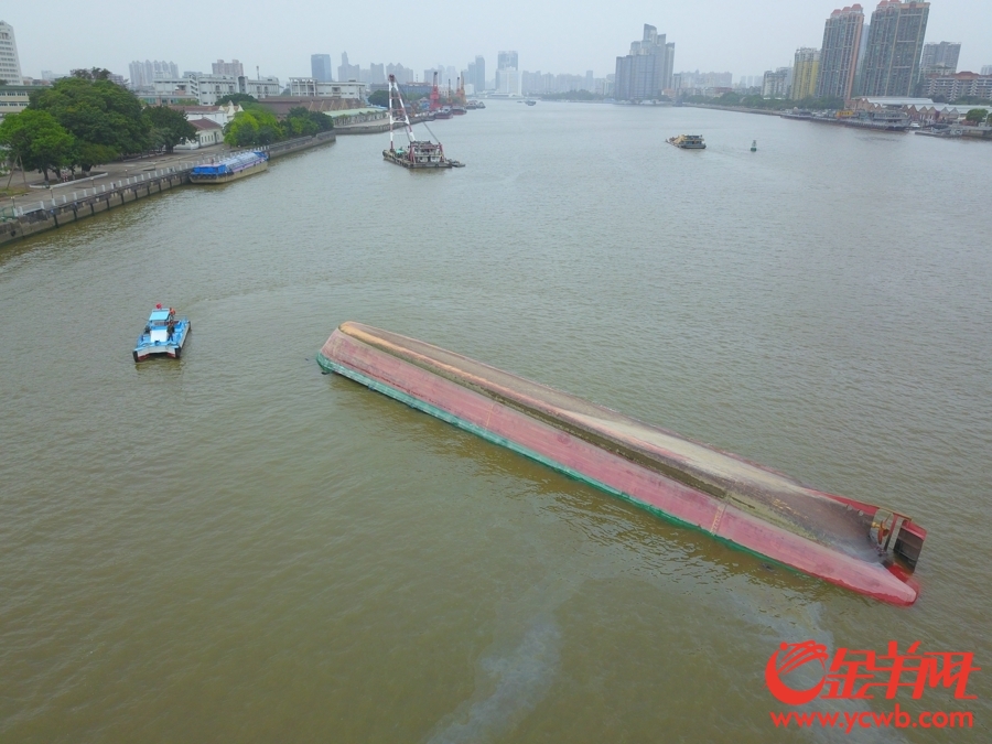 广州珠江鹤洞桥水域，一艘运沙船翻沉江中