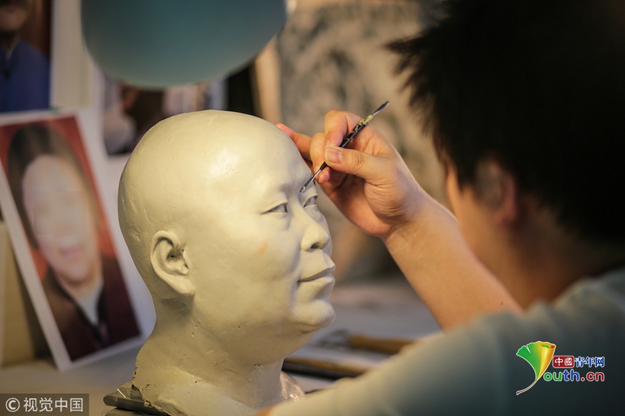 广州80后雕塑师曾接“死亡订单” 复刻逝者的本来面貌