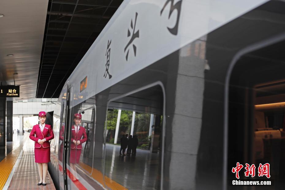 中国铁路实行新的列车运行图 上海站首开“复兴号”京沪高铁列车