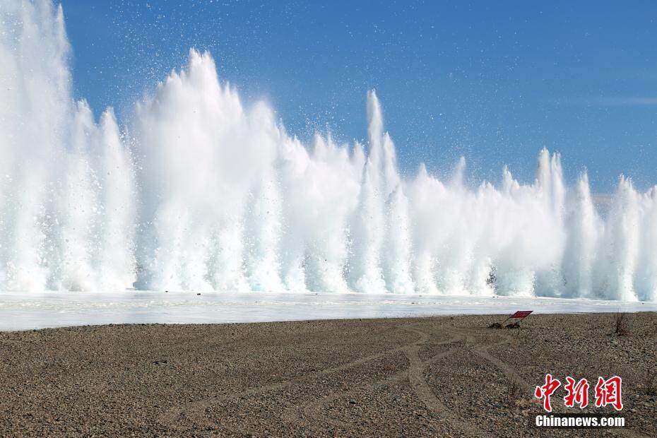 黑龙江漠河段防凌爆破激起百米冰瀑