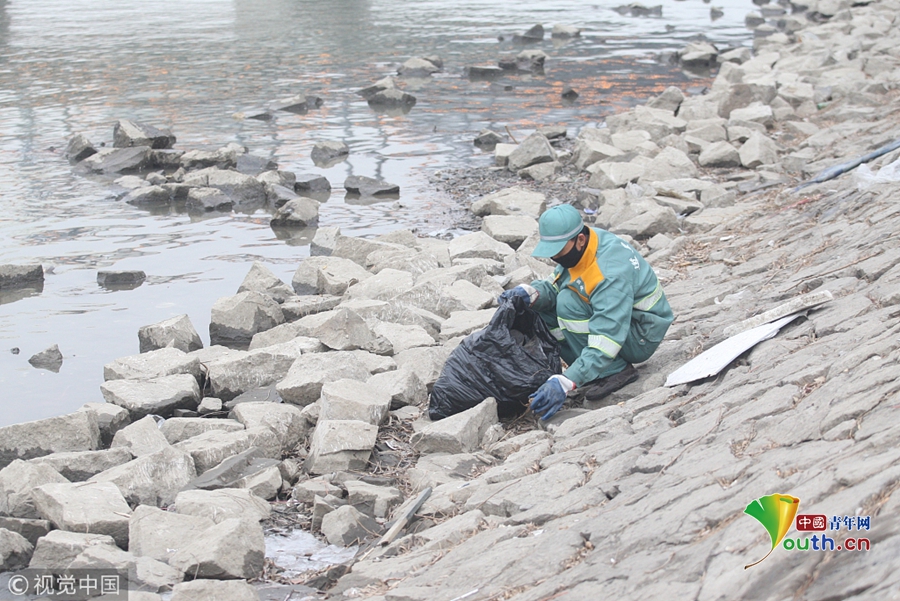 哈尔滨“捞江人”一天打捞百斤垃圾 凌晨提着8米长杆开工