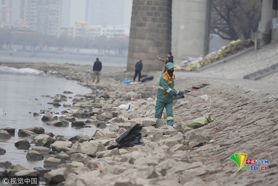 哈尔滨“捞江人”一天打捞百斤垃圾 凌晨提着8米长杆开工