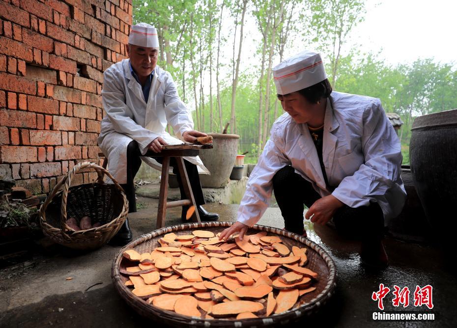 “手”护传统味 安徽制糖师傅坚守百年手艺