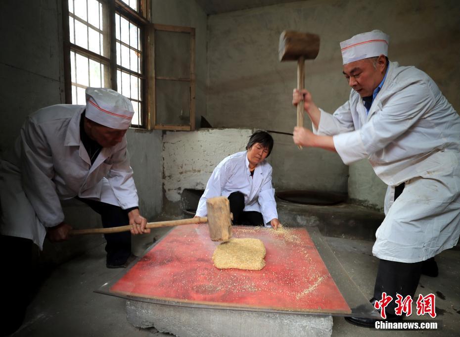 “手”护传统味 安徽制糖师傅坚守百年手艺