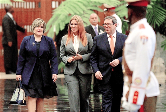 ◀莉丝·奎斯塔（左）与委内瑞拉“第一夫人”西莉亚·弗洛雷斯双双参加欢迎仪式