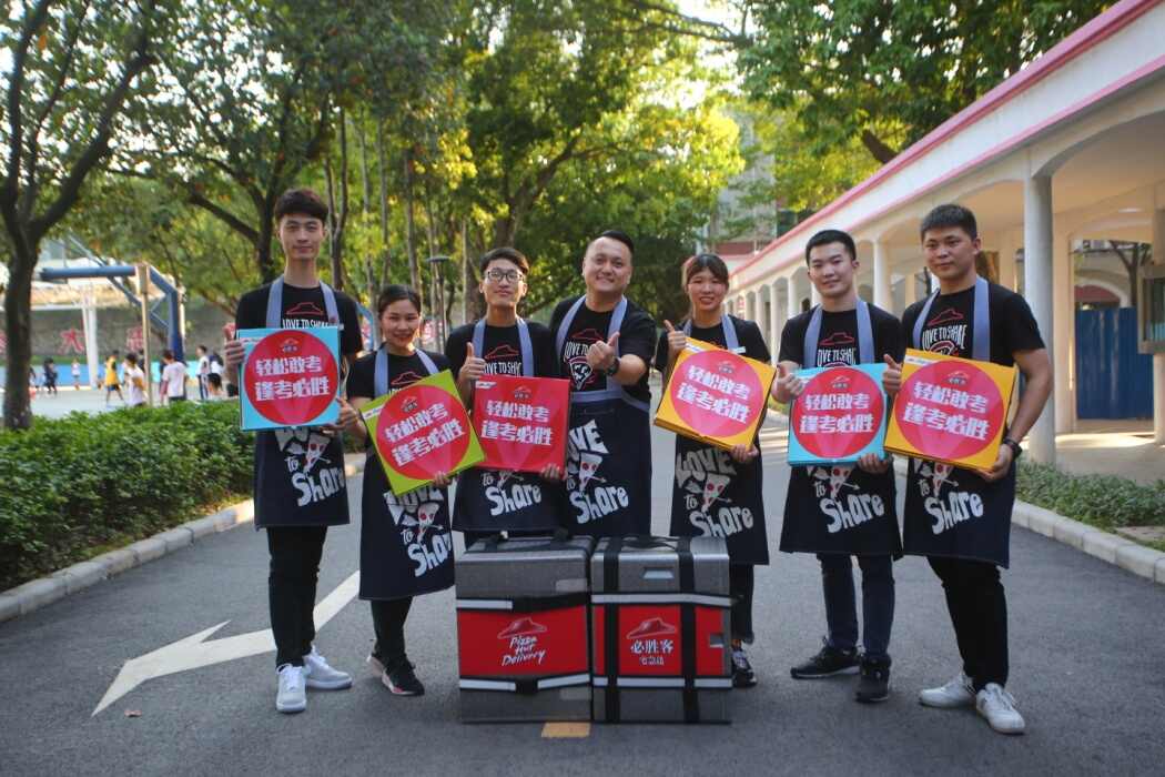 校长高考前请吃比萨 七步成诗预祝学子争当必