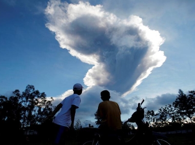  印尼默拉皮火山再度喷发 喷出蒸汽高达6000米