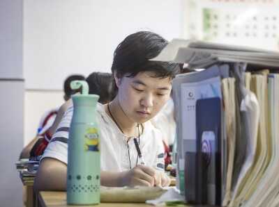  高考临近 高三学子紧张复习备战考试
