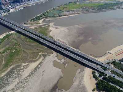  松花江哈尔滨段呈低水位现大面积河床