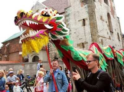  中国龙亮相波兰“游龙节”