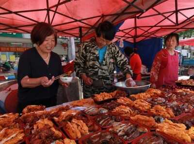  陪读夫妻毛坦厂中学门口卖盒饭6年 年入10万