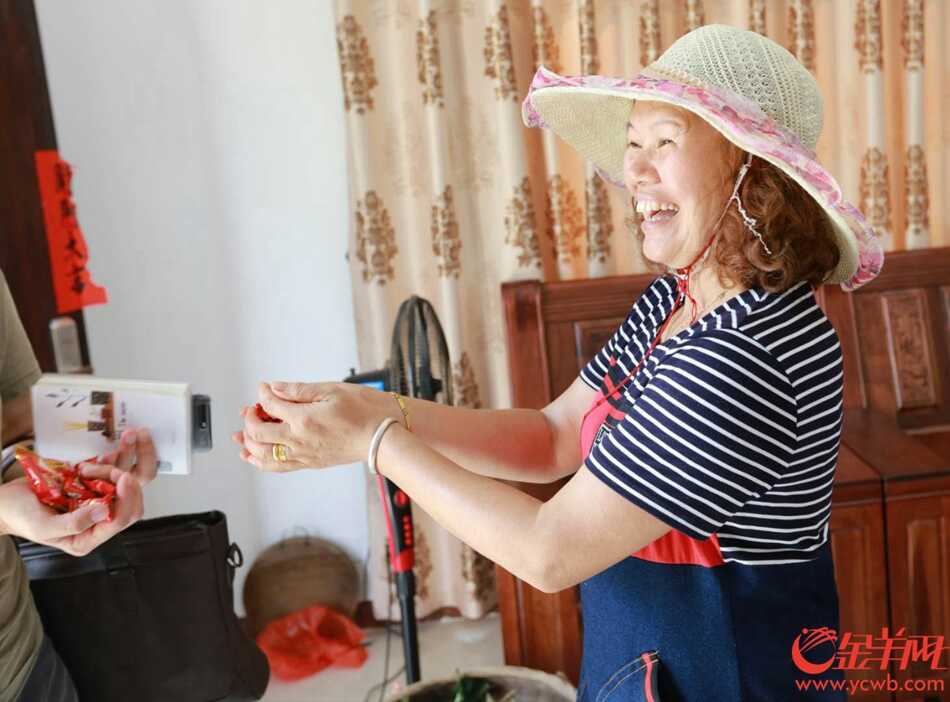 村民住进别墅开心极了