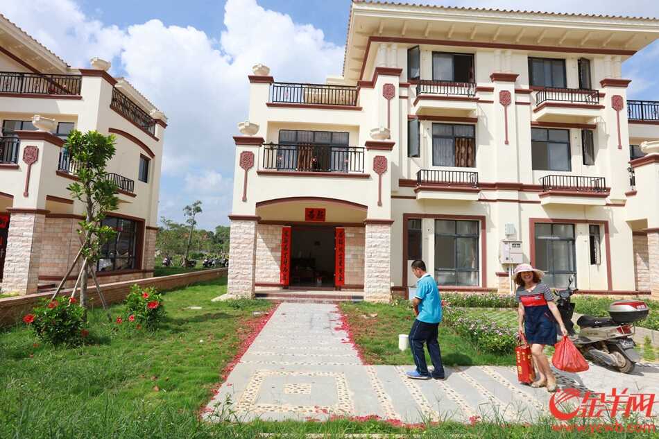 村民提着行李住进别墅