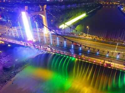  航拍南京“彩虹桥” 桥身喷水灯光绚丽