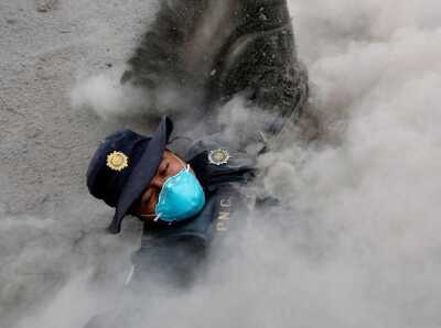  危地马拉富埃戈火山喷发 警察被火山灰冲倒