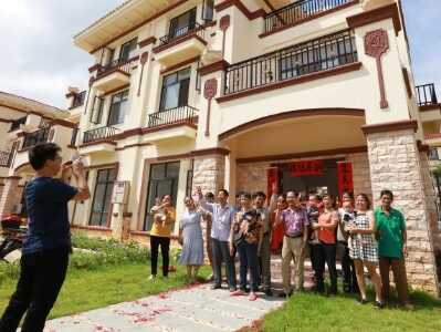  湛江富豪建别墅赠村民后续：50多户搬进新居