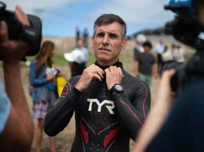  法国男子从日本出发横穿太平洋 开启游泳马拉松