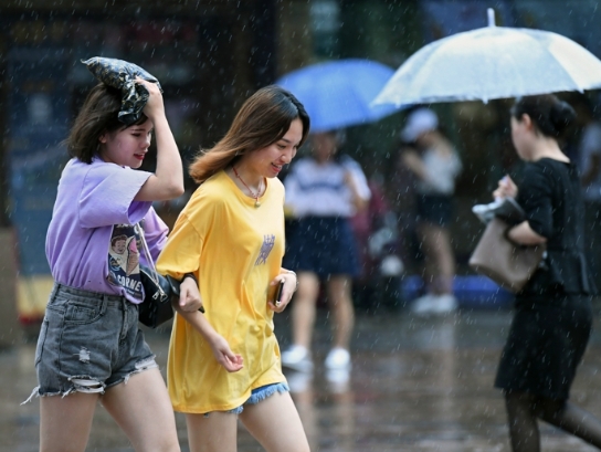  无惧台风雨，广州靓女逛街热情不减