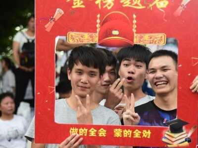  广西高中为学生“花式”减压 轻松迎考