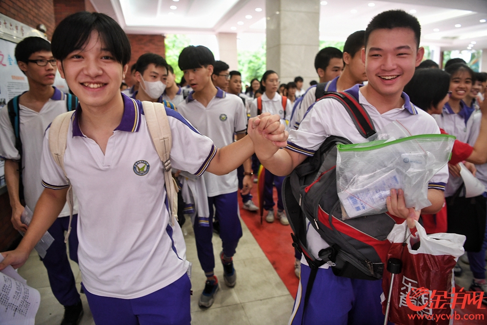 2018年6月7日，高考，广州市第十六中学，雨中赶考的考生们 记者 汤铭明 摄 
