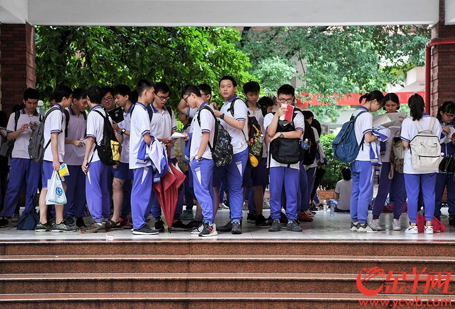 2018年6月7日，广州市第十六中考点，考生走出考场 金羊网记者 汤铭明 摄
