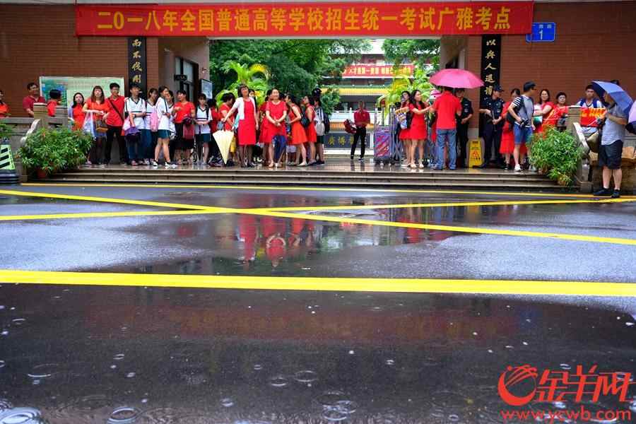 红衣寓意开门红。 记者 陈秋明 摄
