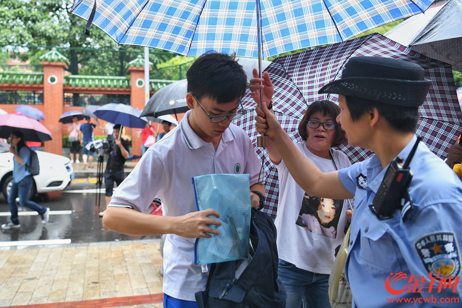 2018年6月7日，高考，广州市第七中学考点，学生冒雨参加2018高考第一场考试 记者 周巍 摄 