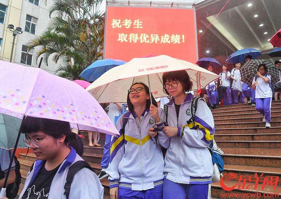 2018年6月7日，广州市第十六中考点，考生走出考场 金羊网记者 汤铭明 摄
