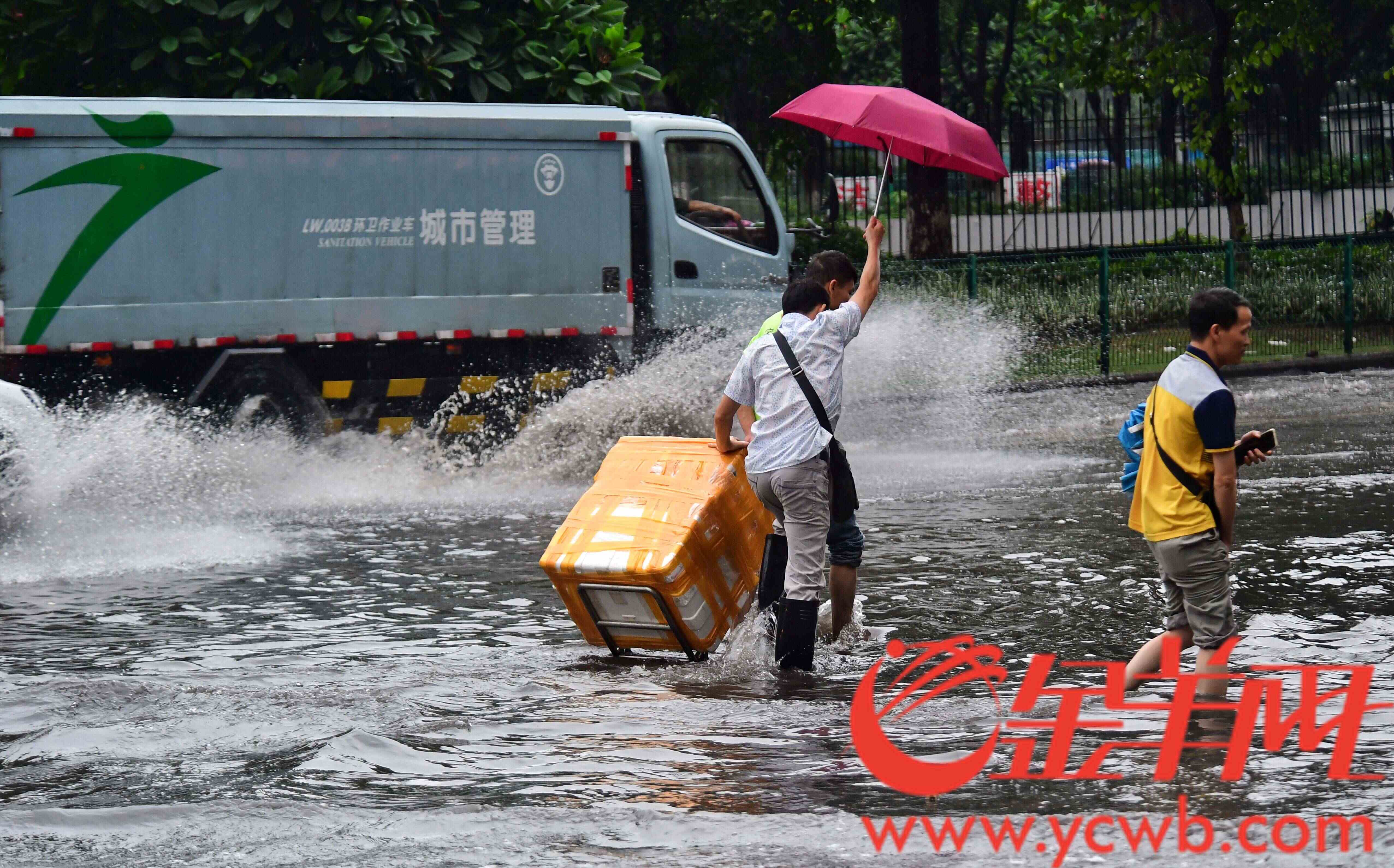 今天广州城区一直在下雨，城市的人被雨包围着。金羊网记者 邓勃 摄
