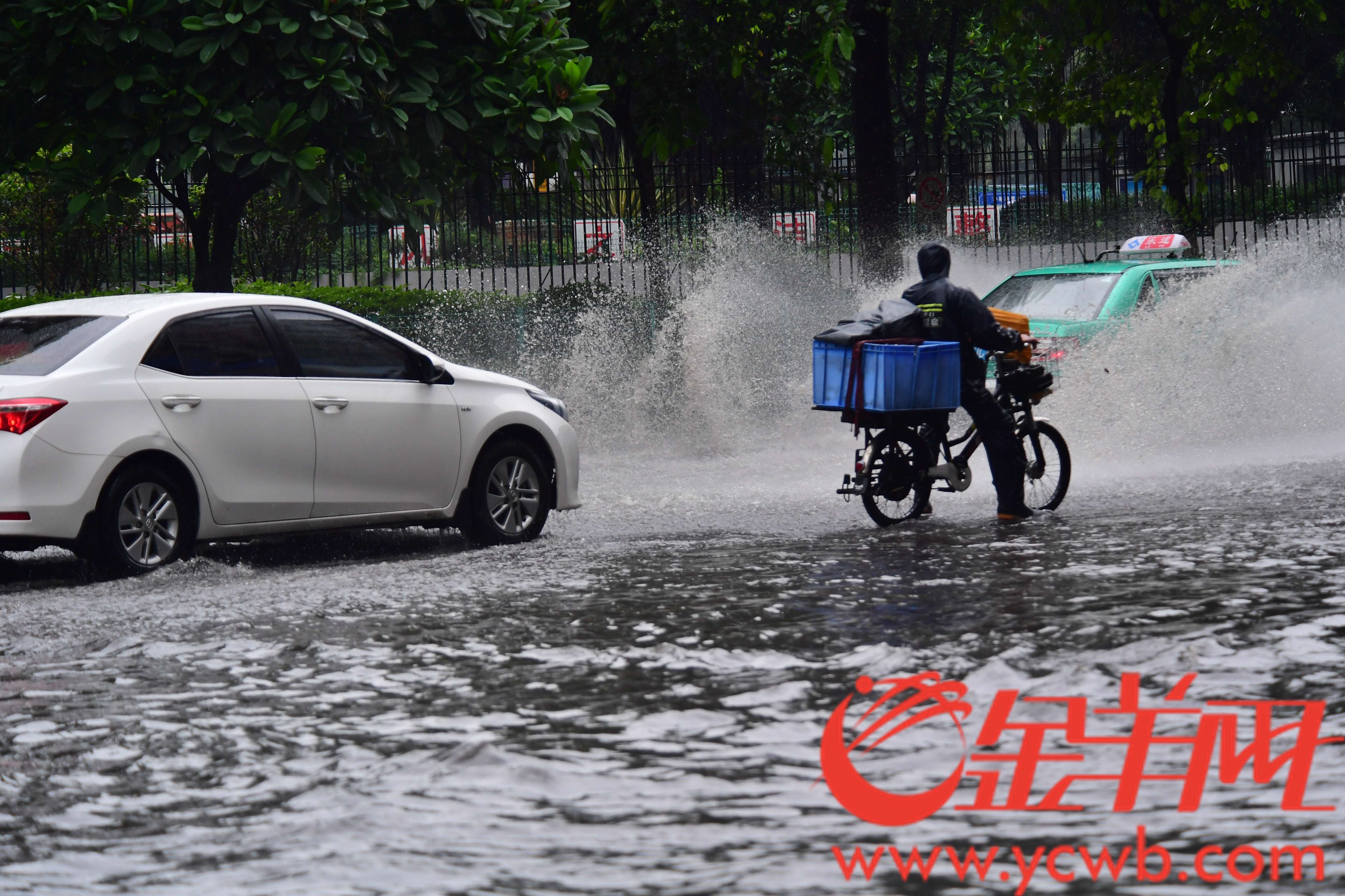 今天广州城区一直在下雨，城市的人被雨包围着。 金羊网记者 邓勃 摄