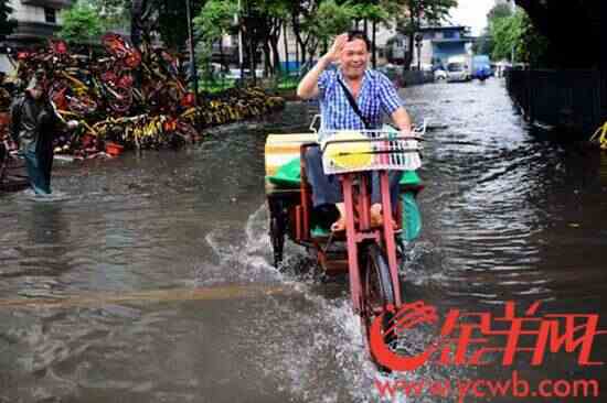 今天中午，黄沙水产市场西猪栏、丛桂路等附近几条路被水淹没。  金羊网记者 邓勃 摄