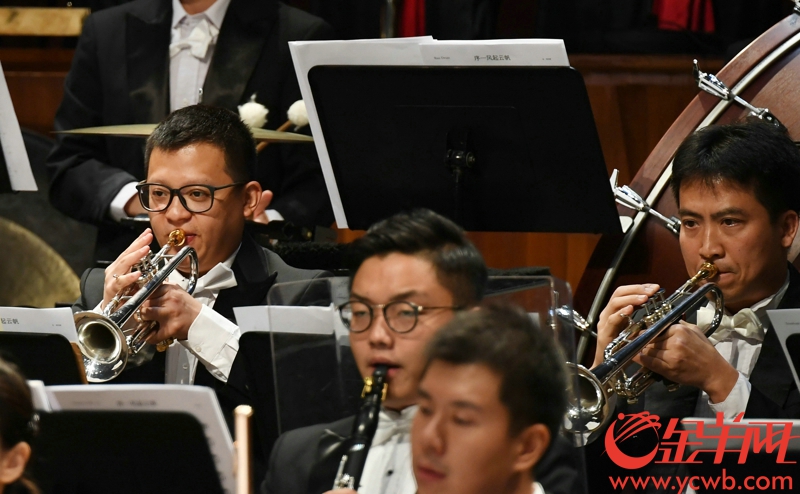 6月7日晚，庆祝改革开放40周年大型交响组歌《大江潮》音乐会在广州星海音乐厅交响乐厅隆重首演，同时也是这部原创作品的世界首演。记者 陈秋明 摄