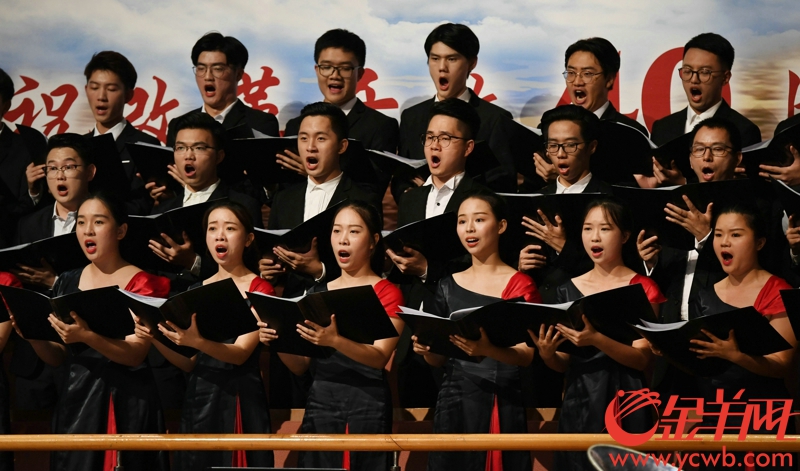 6月7日晚，庆祝改革开放40周年大型交响组歌《大江潮》音乐会在广州星海音乐厅交响乐厅隆重首演，同时也是这部原创作品的世界首演。记者 陈秋明 摄