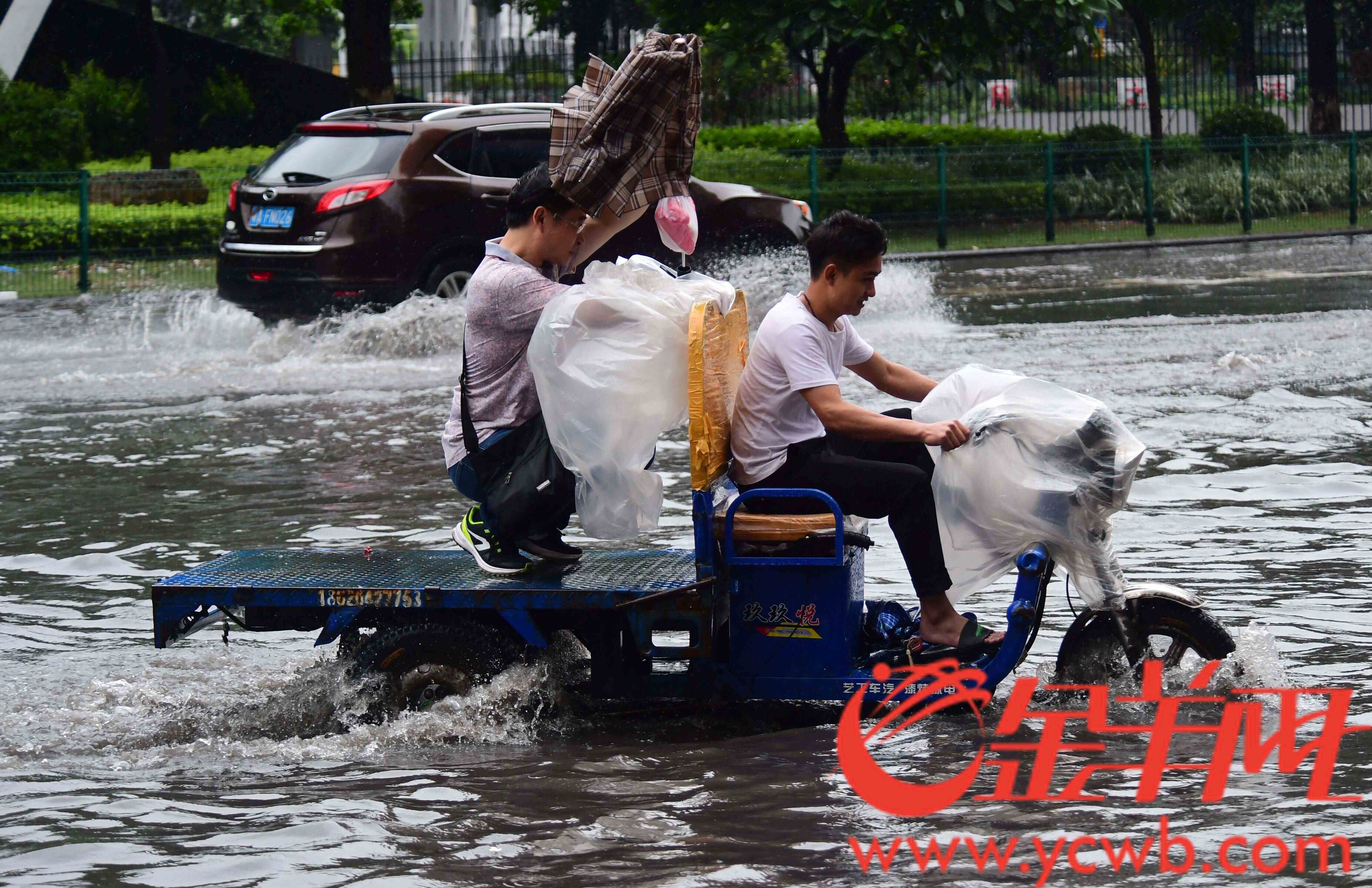 今天广州城区一直在下雨，城市的人被雨包围着。金羊网记者 邓勃 摄