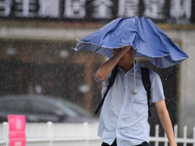  城中雨景 广州城区今天持续降雨