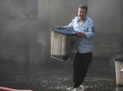  伊拉克选票仓库发生大火 浓烟中“抢救”选票箱