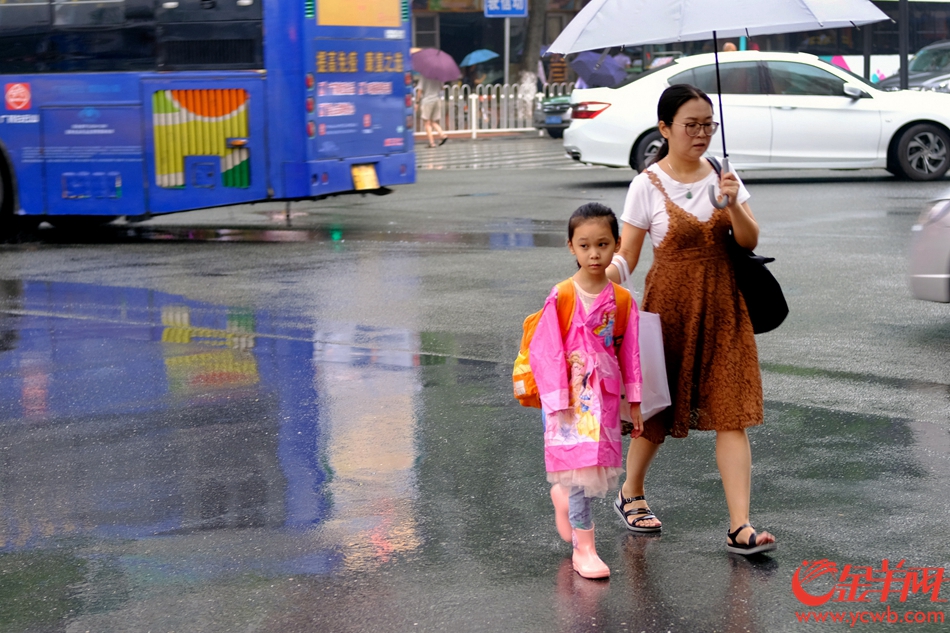 看孩子的表情就知道不喜欢下雨，因为不能到操场玩耍了。记者 陈秋明 摄