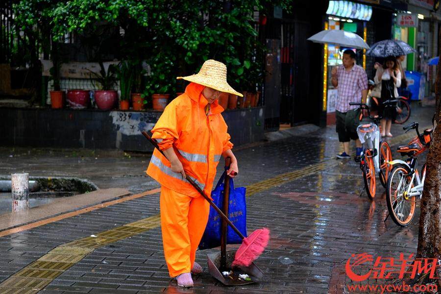 暴雨袭广州,他们雨中身影最可爱