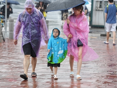  早高峰广州发布暴雨黄色预警 行人雨中匆匆出行