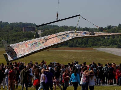  世界最大纸飞机亮相美国 长达19.5米气势十足