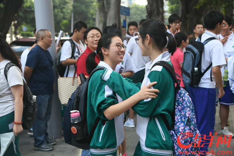 2018年6月15日，广州中考开考，图为广东实验中学初中部考点，家长老师欢送学生进去考场。记者  汤铭明 摄