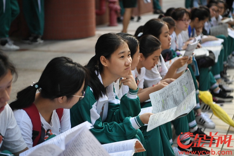 2018年6月15日，广州中考开考，图为广东实验中学初中部考点，家长老师欢送学生进去考场。记者  汤铭明 摄