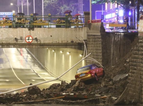  哈尔滨市一地下桥引桥墙体坍塌 出租车掉落
