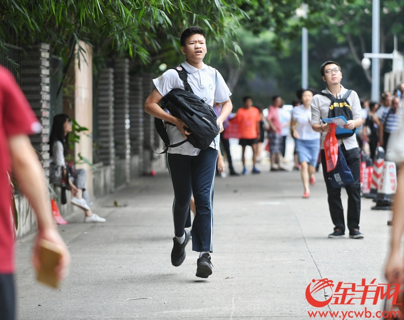 2018年6月16日，中考第二天，广州天河中学考点，一位考生跑步进入考场。记者 汤铭明 摄
